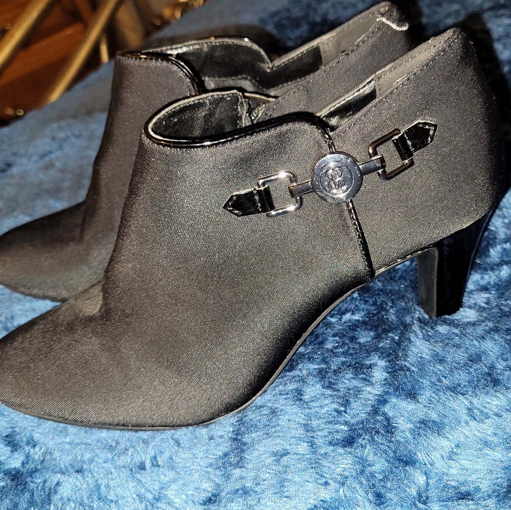 Bandolino Wendy Shooties